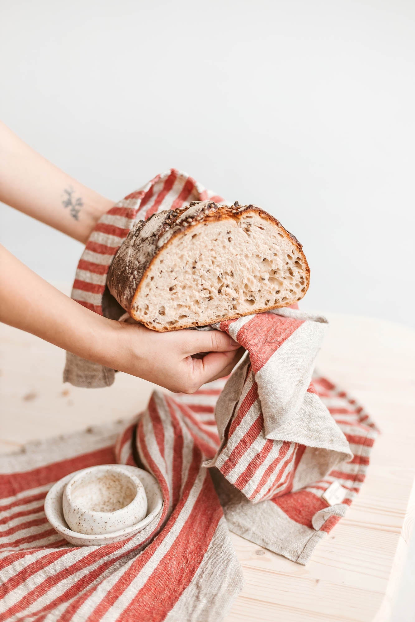 Dicke Leinenhandtücher mit roten Streifen - 2er-Set