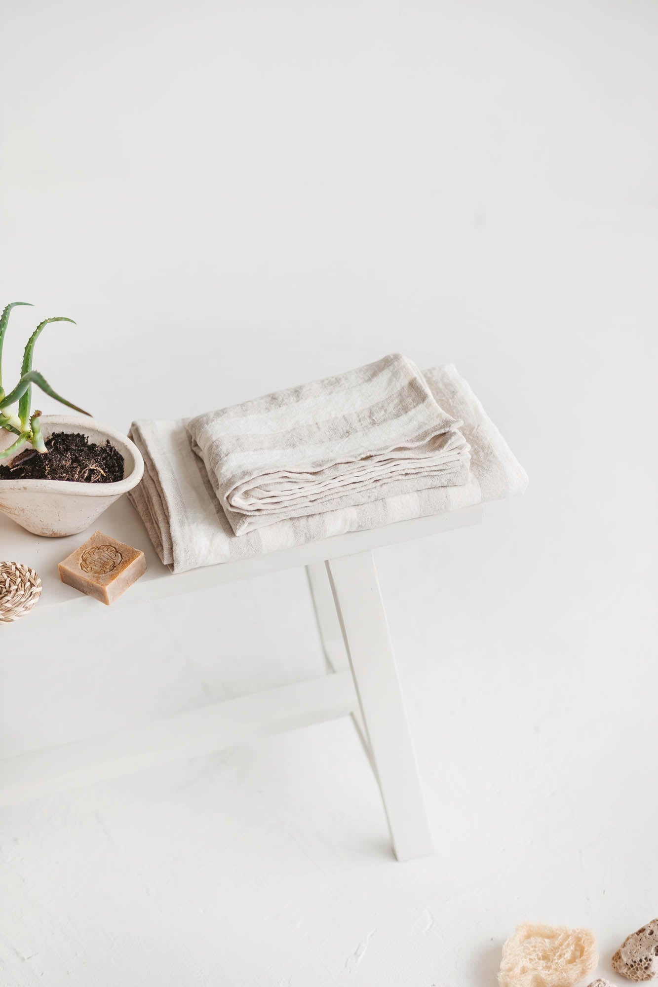 Leinenbadetücher mit weiß/naturfarbenen Streifen