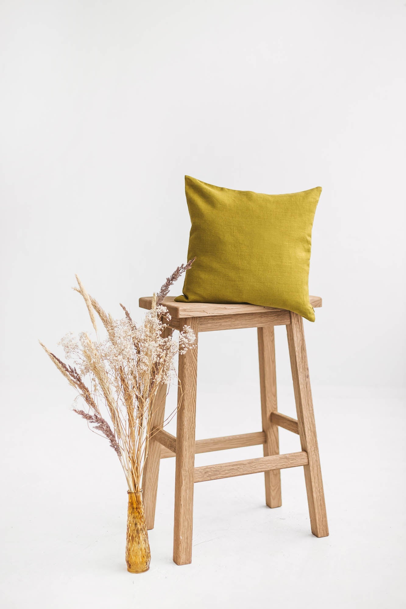 Olivgrüner Kissenbezug aus Leinen