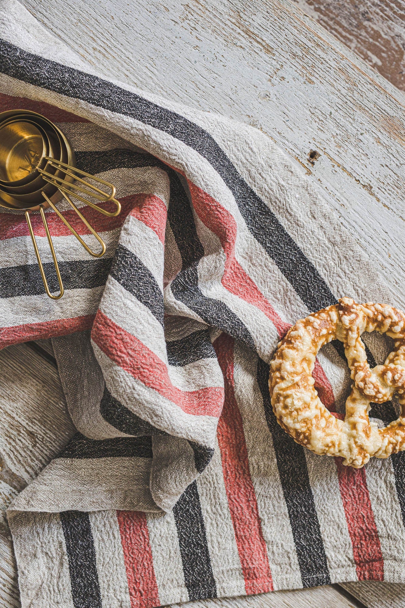 Dicke Leinenhandtücher mit schwarz/roten Streifen - 2er-Set