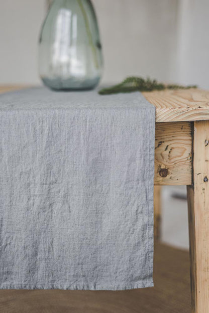 Grauer Tischläufer aus Leinen